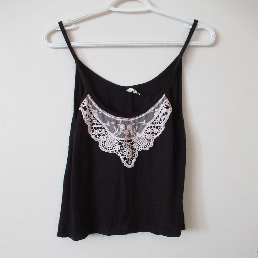 BLACK TOP WITH WHITE LACE IN FRONT